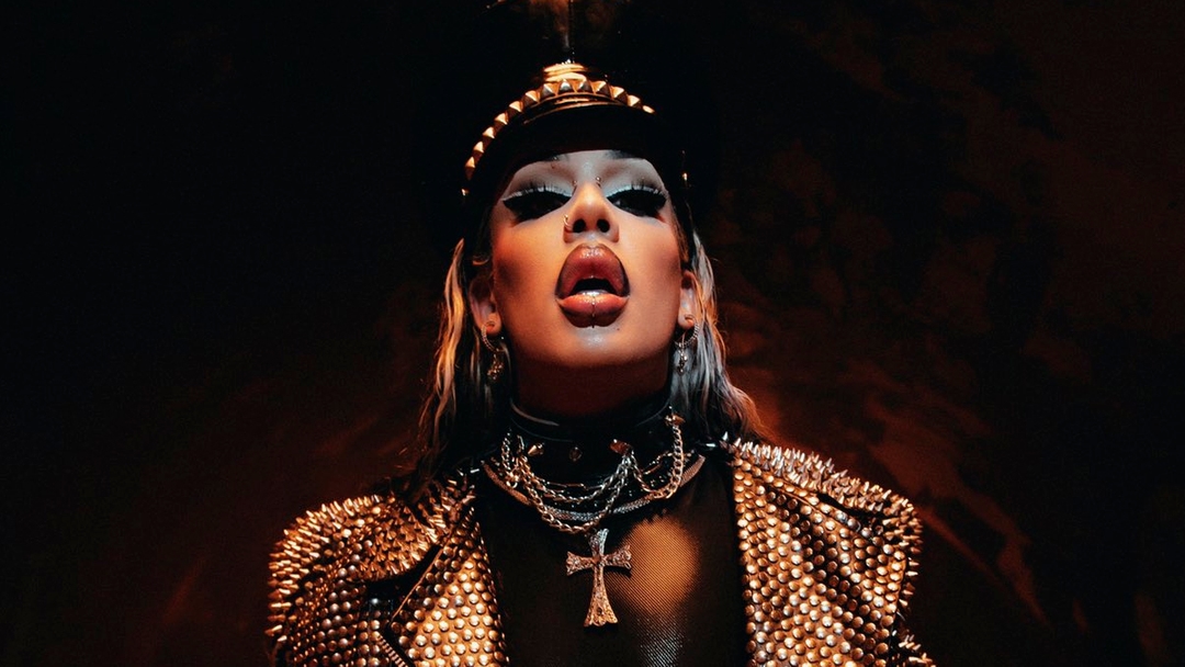 Gloria Groove estreia na parada global da Billboard com “A Queda”