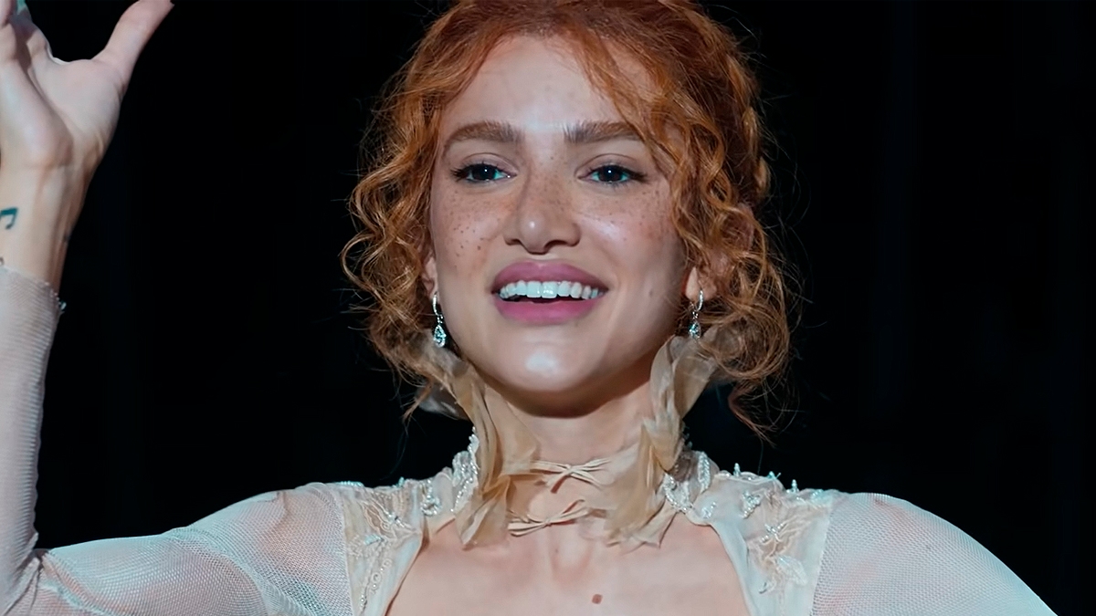 Manu Gavassi se apresenta para uma plateia no videoclipe de “GRACINHA”