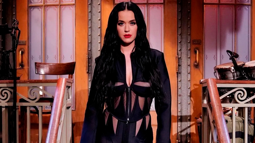 Katy Perry vem ao Brasil em 2024, diz jornalista
