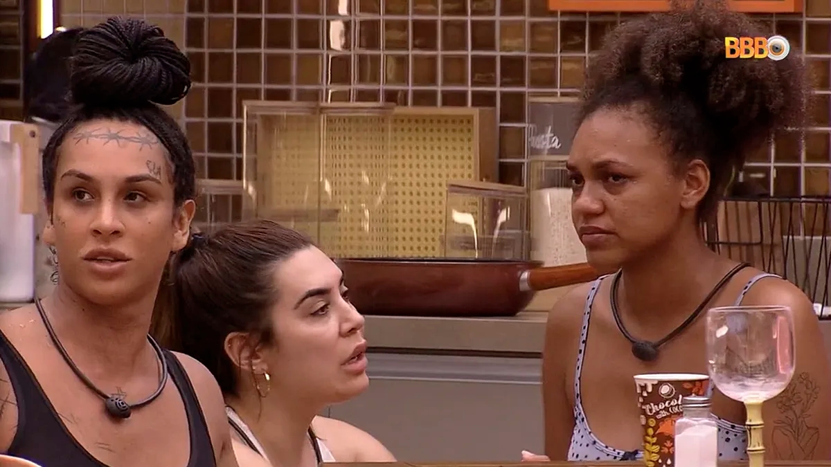 BBB22: Jessi chora após desentendimento com sisters e é acalmada por Naiara: “Me atacaram!”