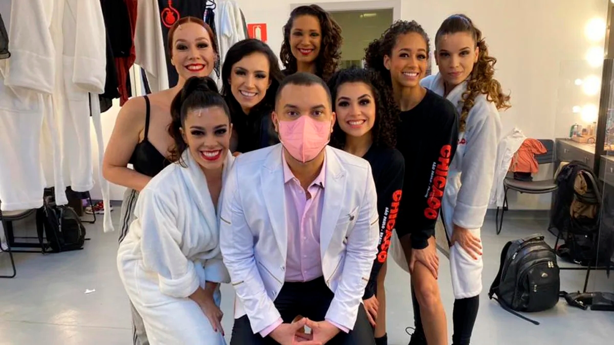 Gil do Vigor canta com elenco de clássico da Broadway