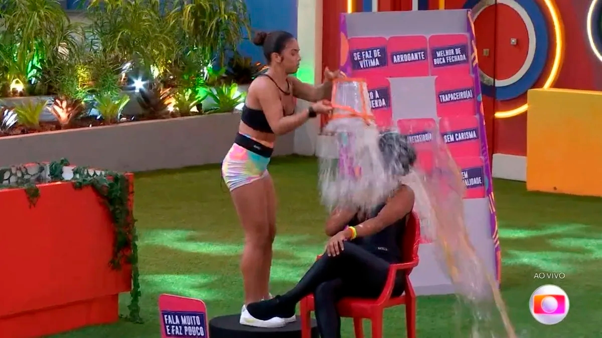 BBB22: Maria bate com balde na cabeça de Natália e internautas pedem a expulsão da sister