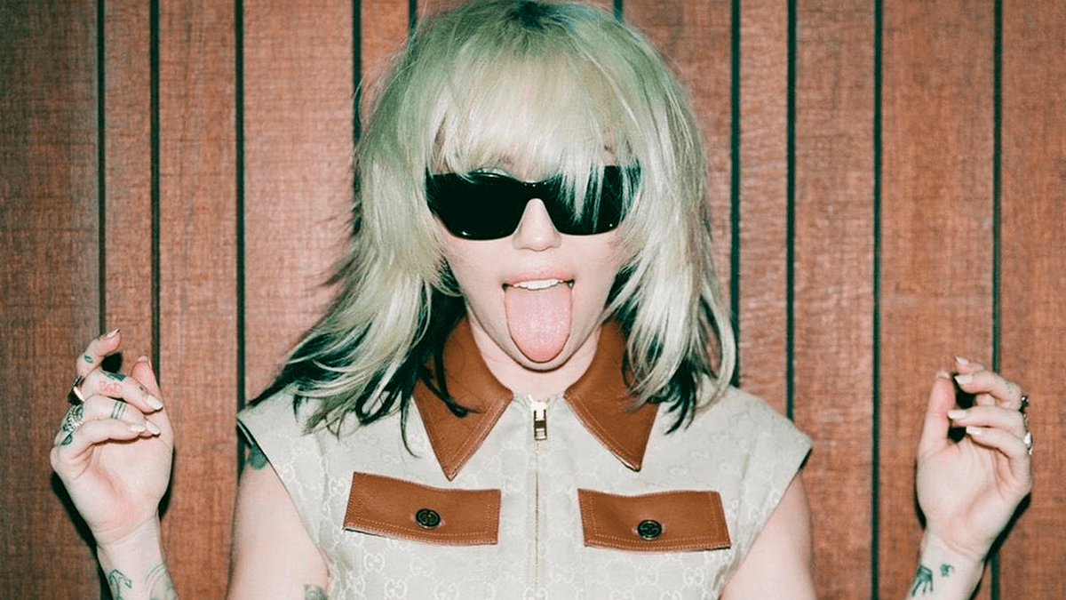 Miley Cyrus revela capa e tracklist do disco “Attention” e agradece aos fãs: “Obrigada por toda lealdade e apoio”