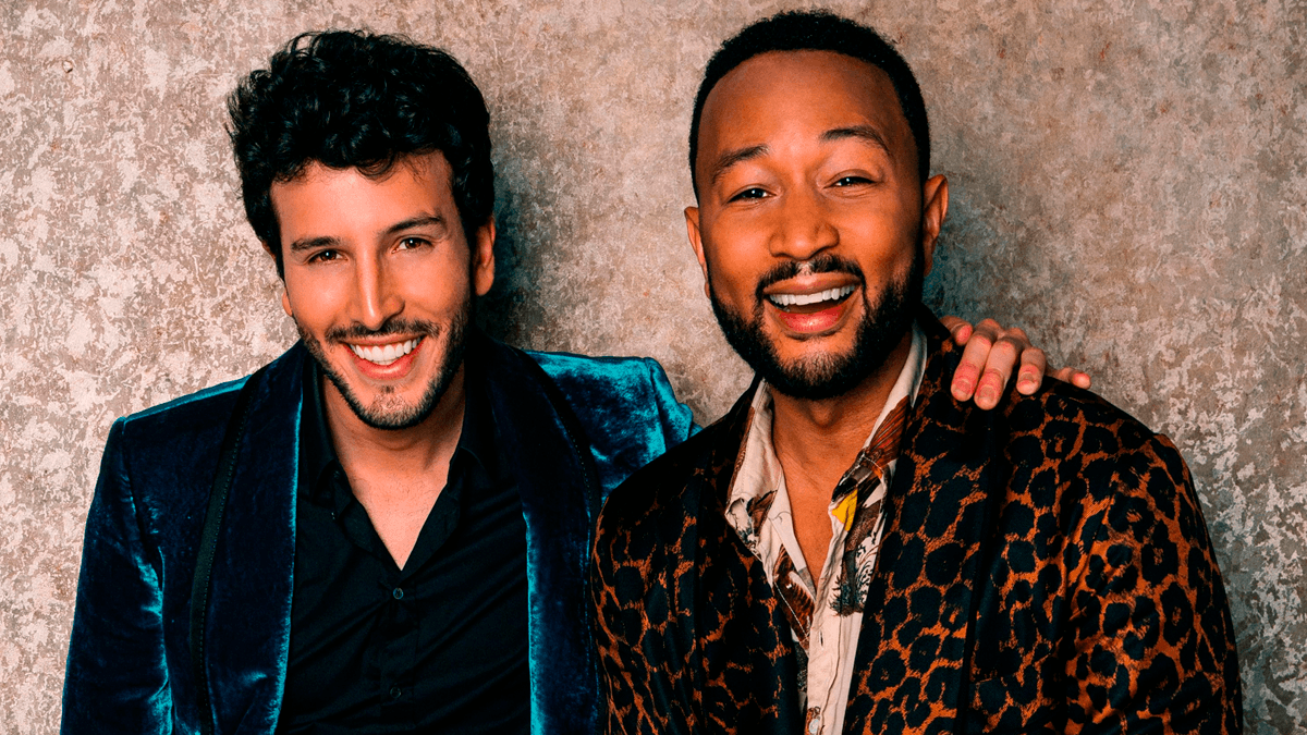 Sebastián Yatra e John Legend são vizinhos em nova versão do sucesso “Tacones Rojos”; assista ao clipe!