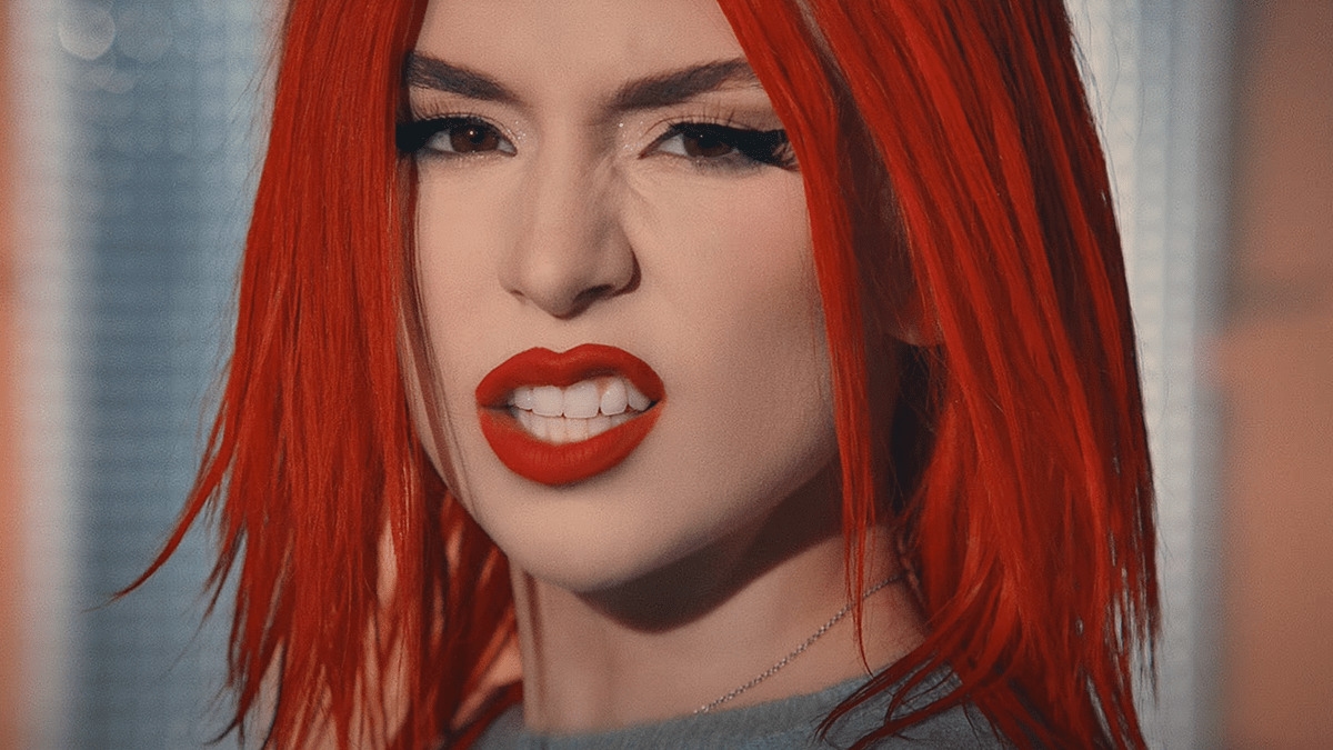 Ava Max lança videoclipe repleto de efeitos especiais para “Maybe You’re The Problem”; assista!