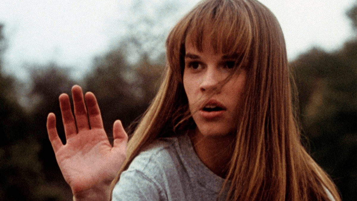 Diretor de “Cobra Kai” fala sobre possibilidade de Hilary Swank participar como Julie Pierce na série: “Tudo é Possível”