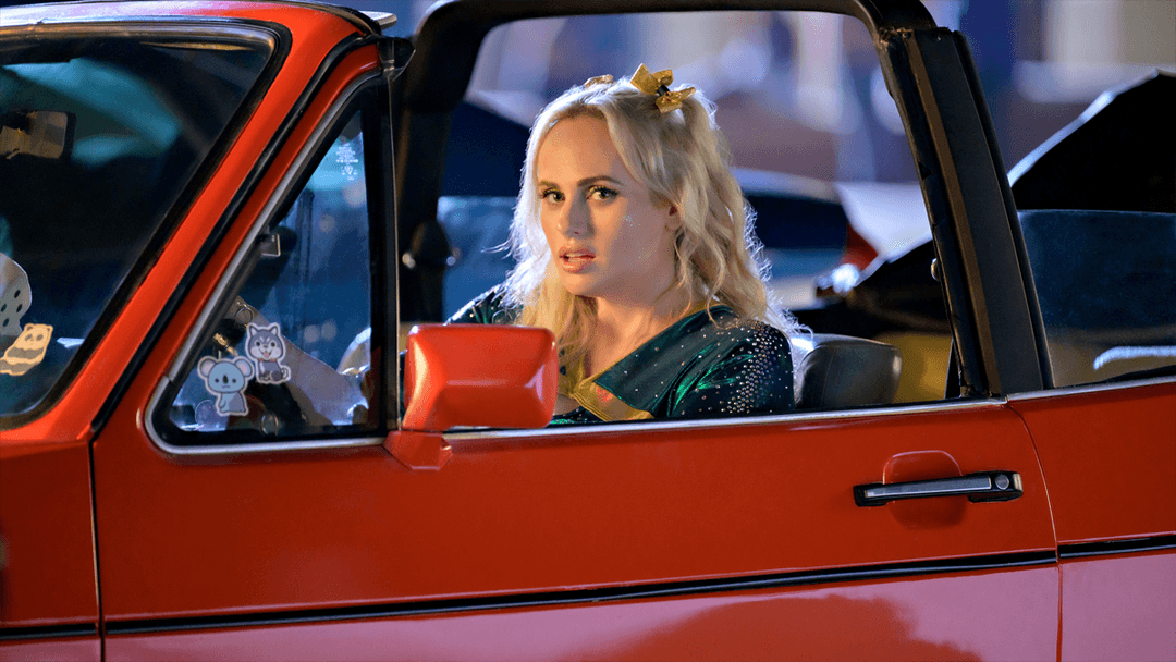 Rebel Wilson recria clipe Britney Spears em vídeo promocional de “De Volta ao Baile”