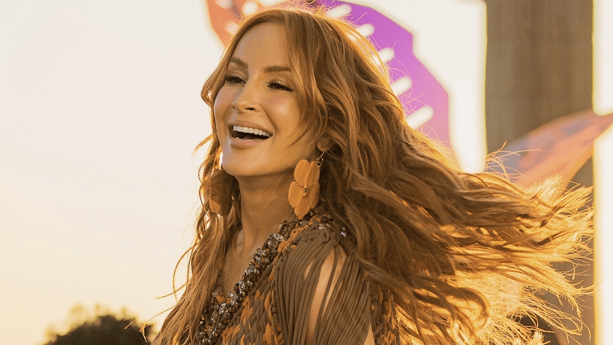 Claudia Leitte anuncia lançamento do álbum “Ao Vivo na Prainha da Claudinha” e divulga capa do primeiro EP