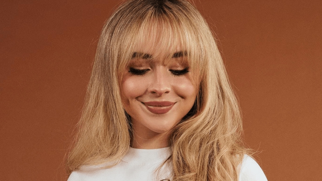 Sabrina Carpenter lança “fruitcake”, o primeiro álbum natalino da carreira; ouça!