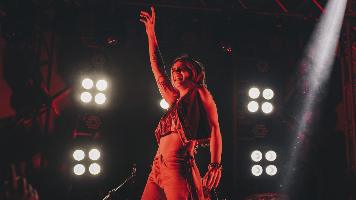 Carol Biazin canta single “INÍCIO DO FIM” em show lotado em São Paulo