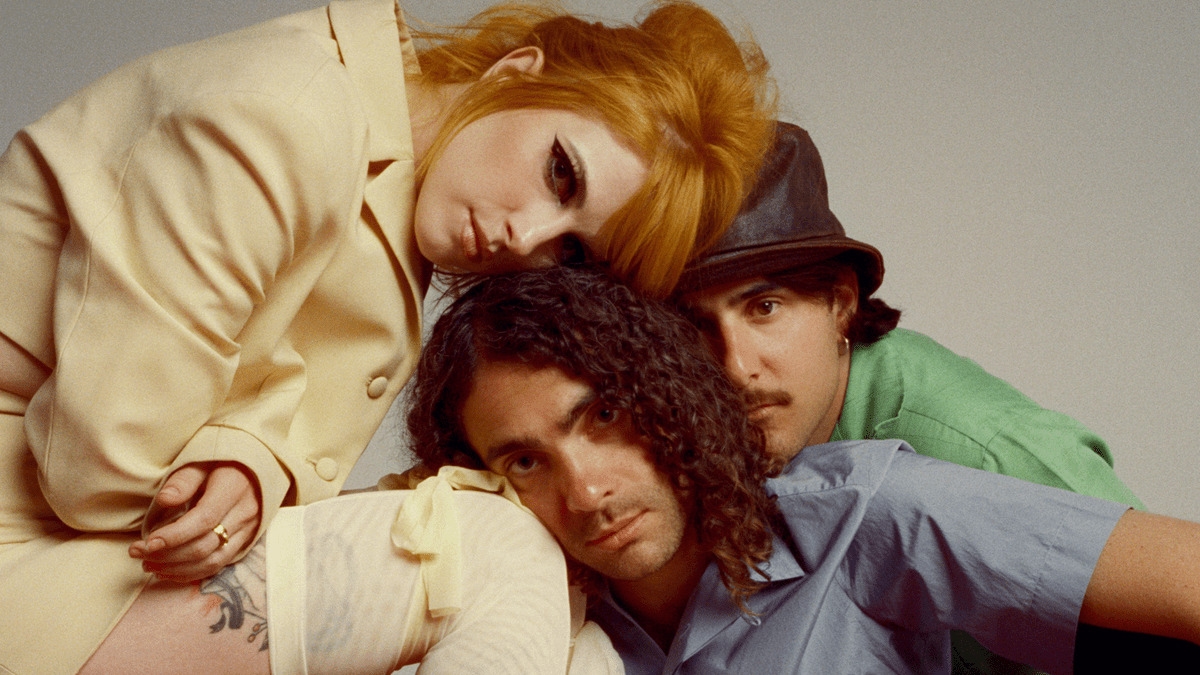 Letra e Tradução: “Running Out Of The Time” – Paramore