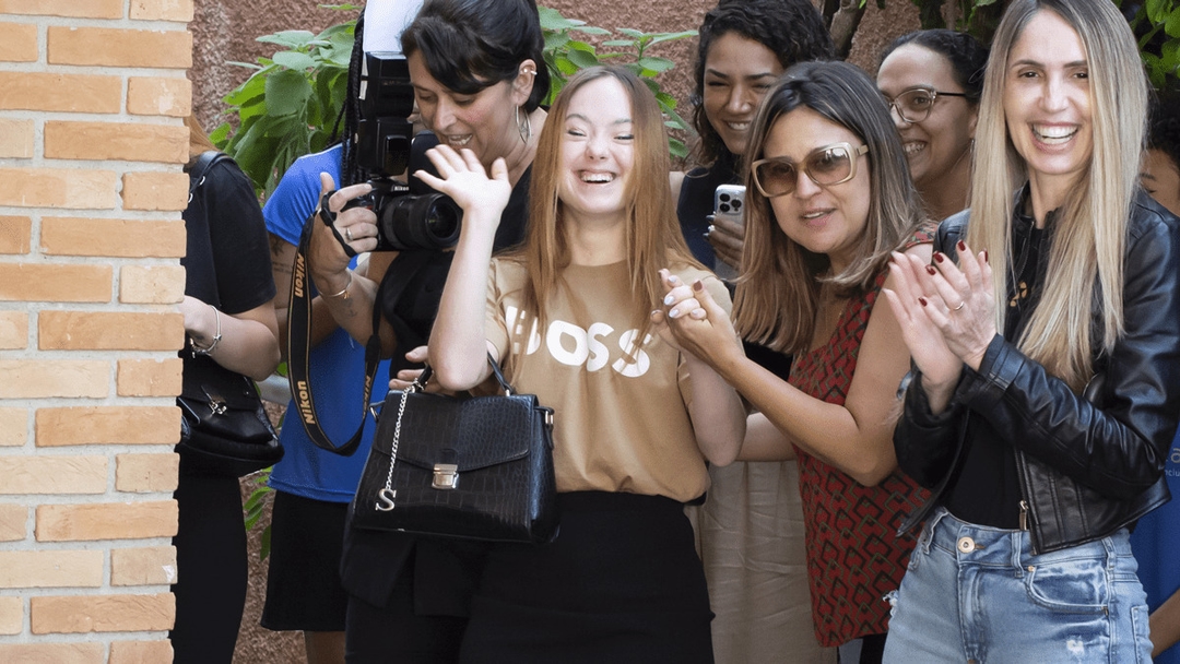 Embaixadora da ONG Nosso Olhar, Maju de Araújo promove campanha “Dia de Doar”