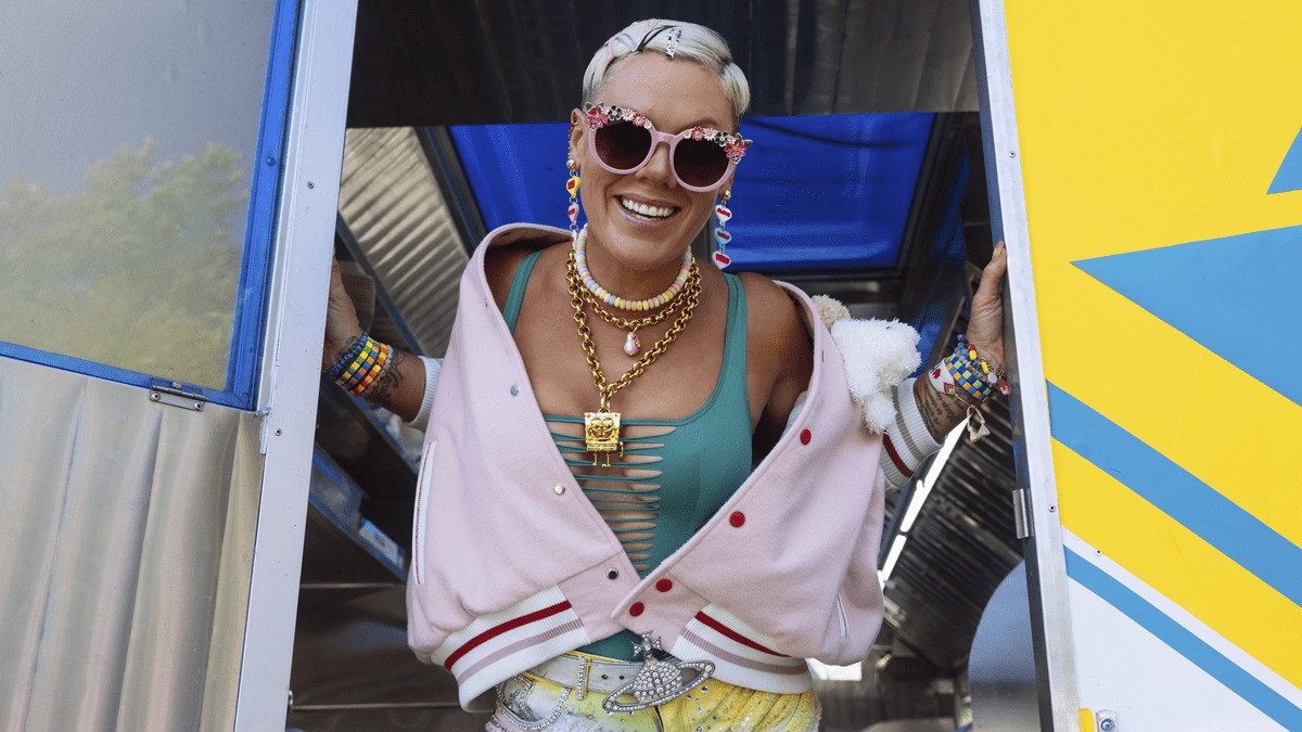 Pink lança a vibrante “Never Gonna Not Dance Again”