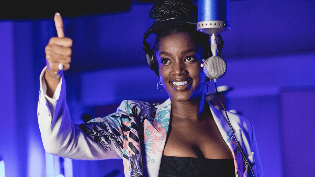 Iza dá voz a música-tema do The Town; assista ao clipe!