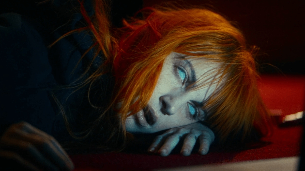 Paramore lança single “The News” com videoclipe superproduzido; assista!