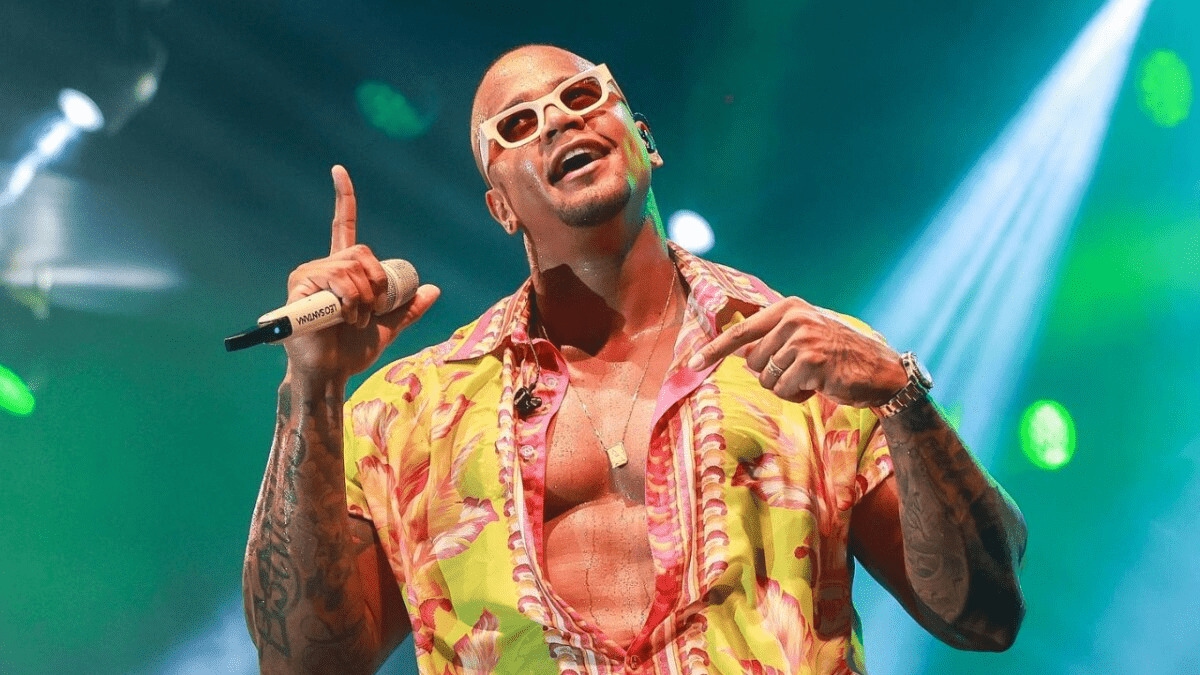 Léo Santana lança hit de Carnaval para conscientizar sobre a importância do reforço vacinal para cair na folia