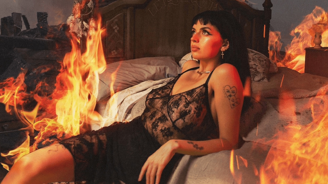 Rebecca Black lança o primeiro álbum da carreira; ouça “Let Her Burn”!