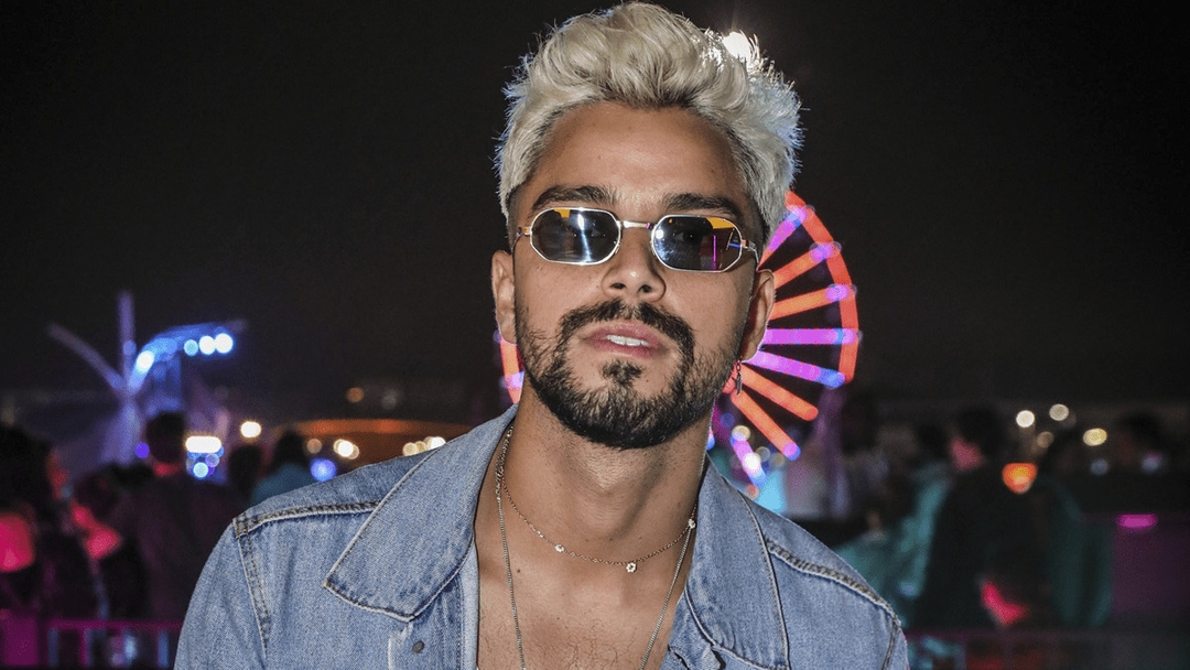 Rodrigo Simas estreia monólogo e revela ser bissexual: “Sou um cara livre”