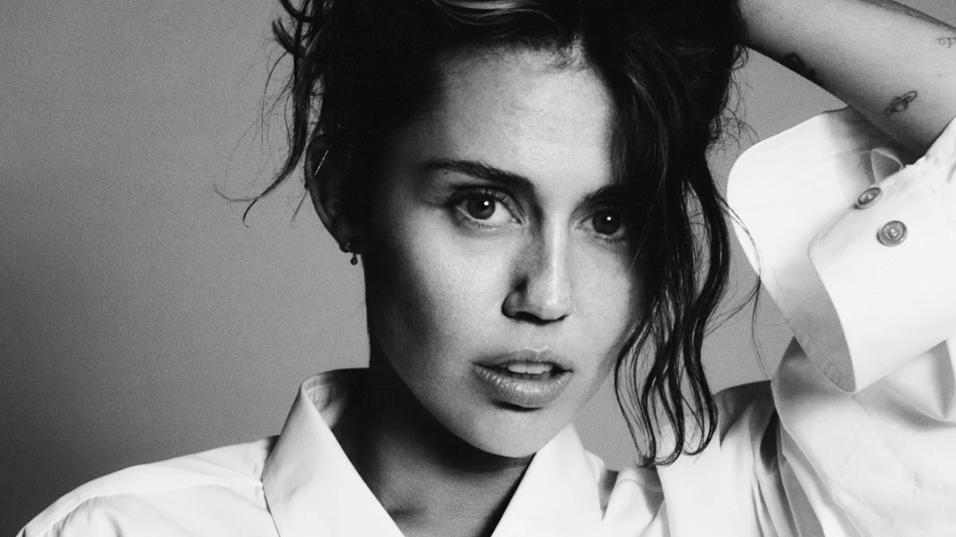 Miley Cyrus lança o reflexivo novo single “Used To Be Young”