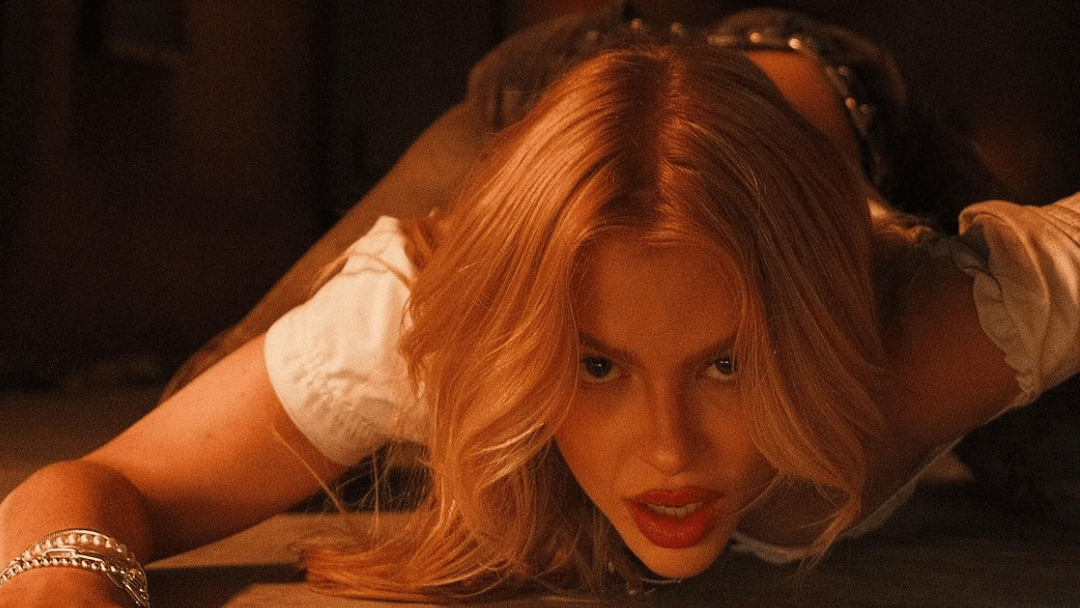 Luísa Sonza sobe pelas paredes no clipe de “A Dona Aranha”