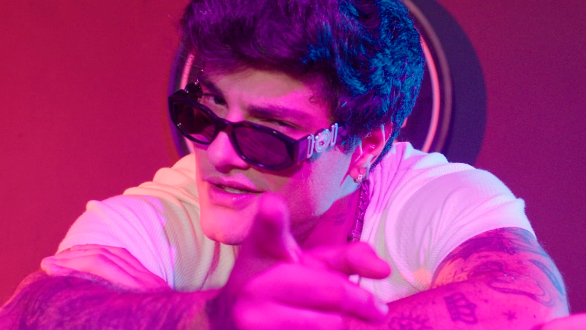 Davi Kneip mergulha no pop com o single “Eu Nem Dei Tchau”; assista ao clipe!