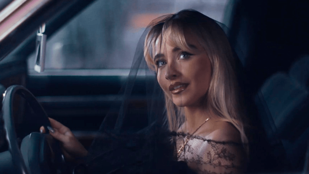 Sabrina Carpenter lança videoclipe de “Feather”