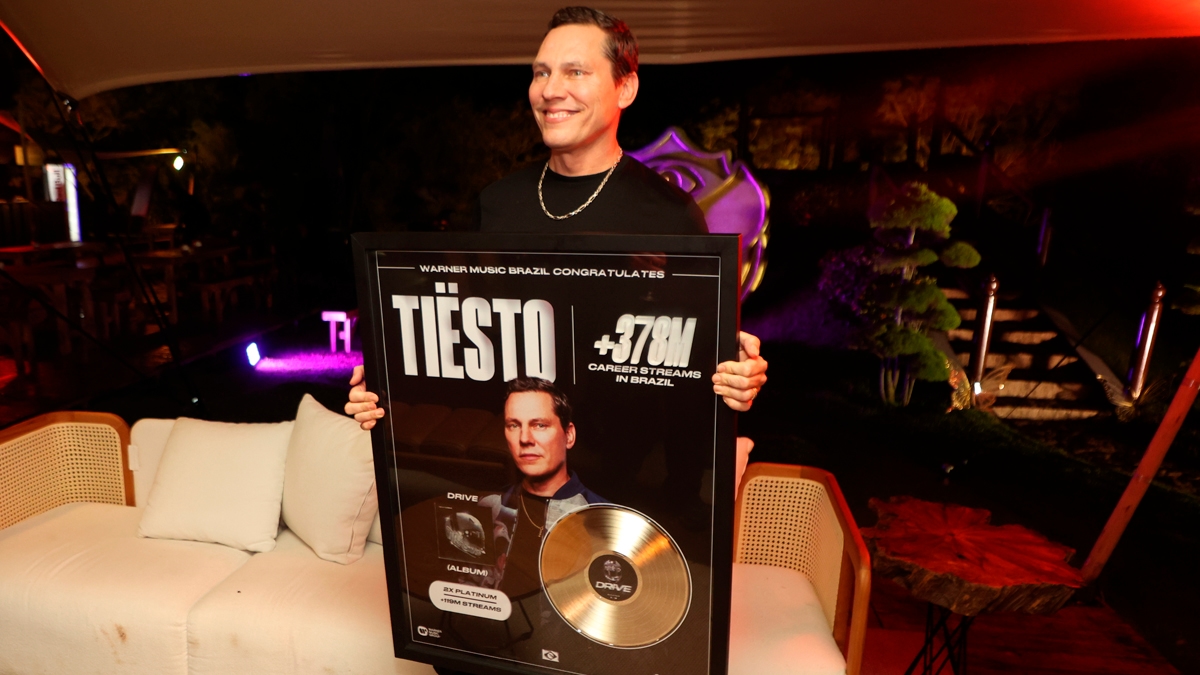 Tiësto recebe certificação de platina duplo pelo disco “Drive”