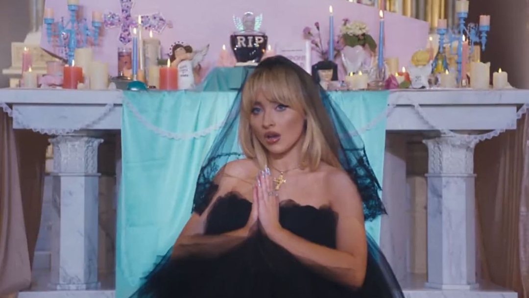 Padre é afastado após permitir gravações de clipe de Sabrina Carpenter em igreja