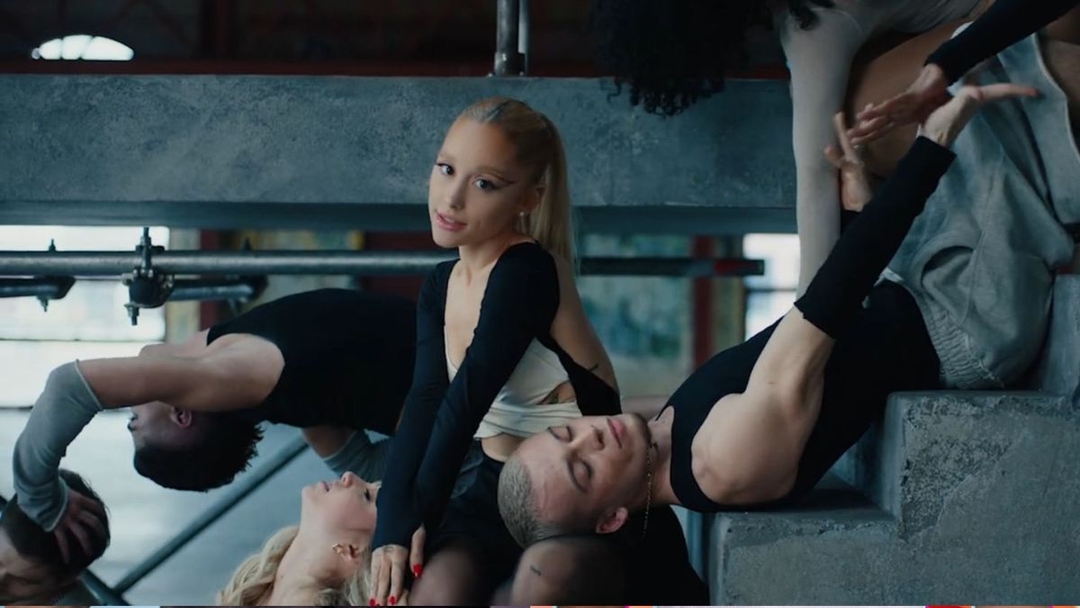 Ariana Grande lança videoclipe dançante para “yes, and?”, seu novo single; assista!