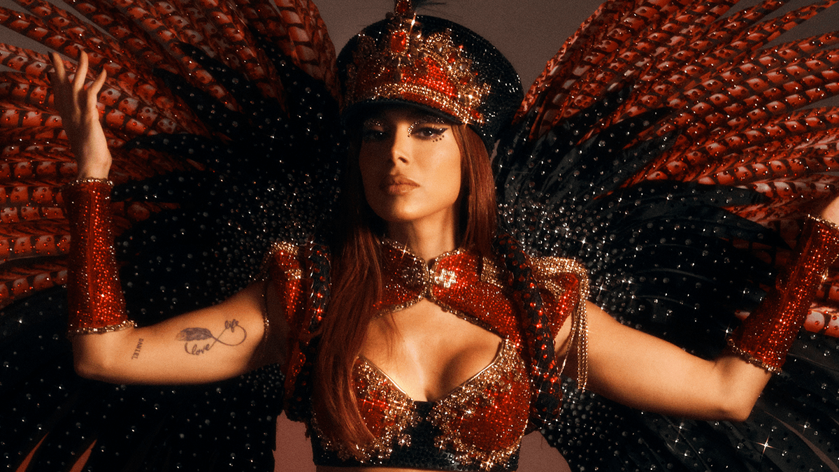 Anitta homenageia Salgueiro em look para evento de Carnaval em Fortaleza
