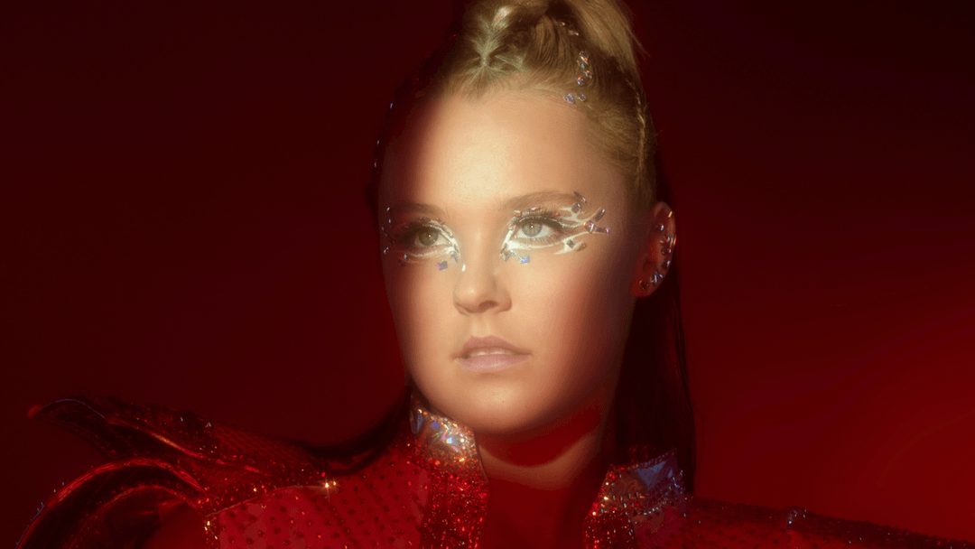 JoJo Siwa arrasa na coreografia no clipe de “Karma”