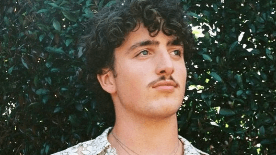 Benson Boone lança disco de estreia “Fireworks & Rollerblades”