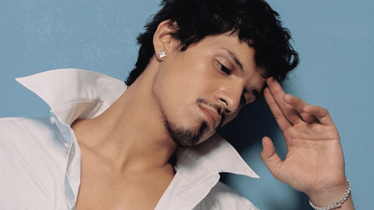 Omar Apollo fala sobre relacionamento à distância no single “Spite”