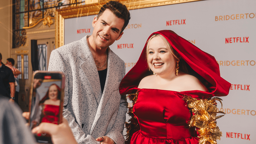 Nicola Coughlan e Luke Newton comemoram estreia da 3ª temporada de “Bridgerton” com baile funk no Rio de Janeiro