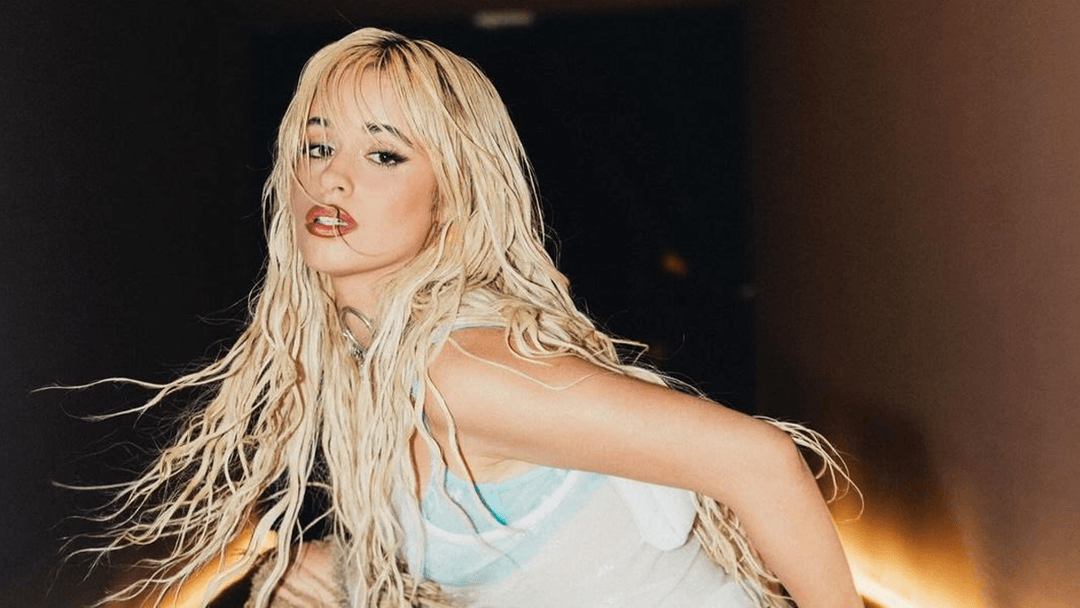 Camila Cabello apresenta evolução musical e visual no álbum “C,XOXO”