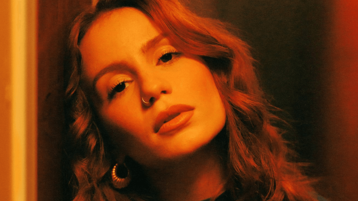 Carol Biazin e Léo Foguete unem pop e sertanejo no single “O Que Sobrou do Amor?”