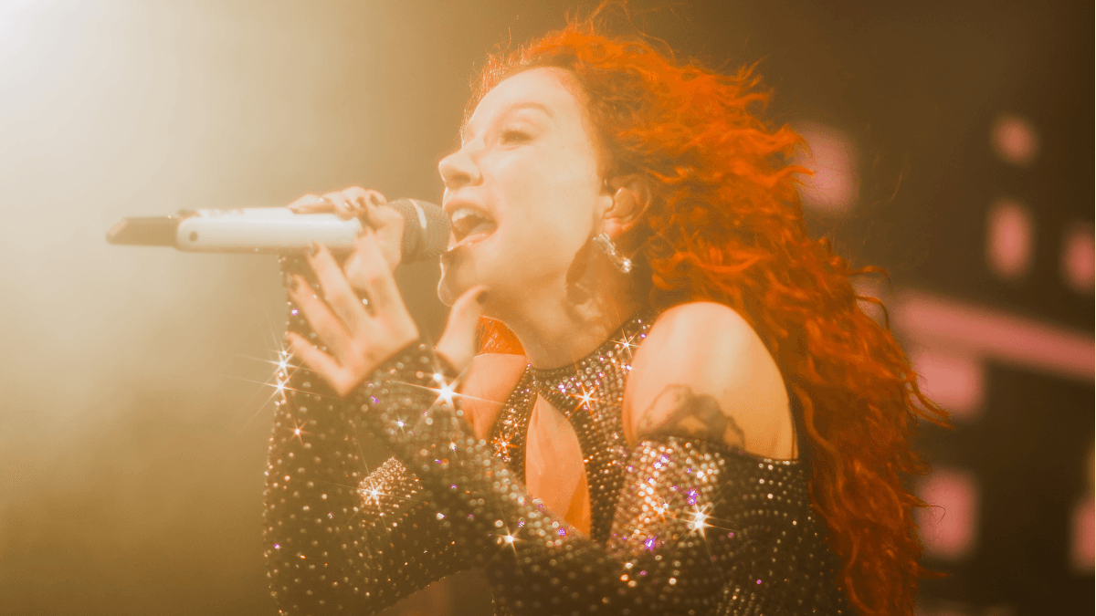 Priscilla se despede de disco autointitulado com registro ao vivo da turnê: “Deixei o melhor para o final”