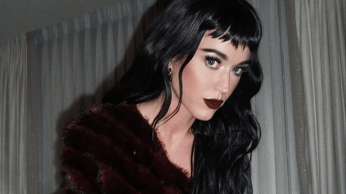 Katy Perry reafirma reinado e bate novo recorde com “Dark Horse”