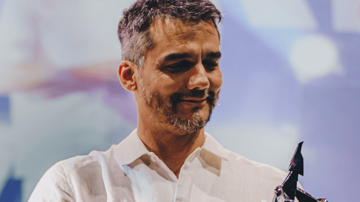 CCXP24: Wagner Moura recebe homenagem e se emociona com o público no segundo dia de festival