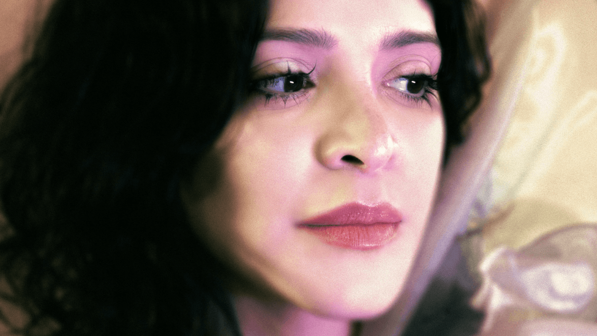 Gabriella Lima encanta no clipe de “Meu Lugar”