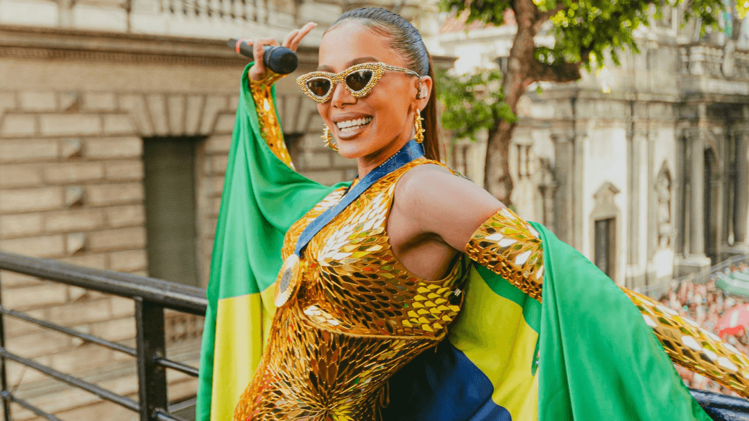 Anitta brilha em bloco com look dourado inspirado em Rebeca Andrade e arrasta mais de 1 milhão de foliões
