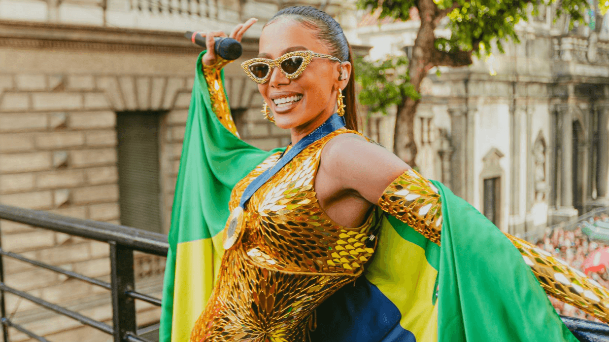 Anitta brilha em bloco com look dourado inspirado em Rebeca Andrade e arrasta mais de 1 milhão de foliões