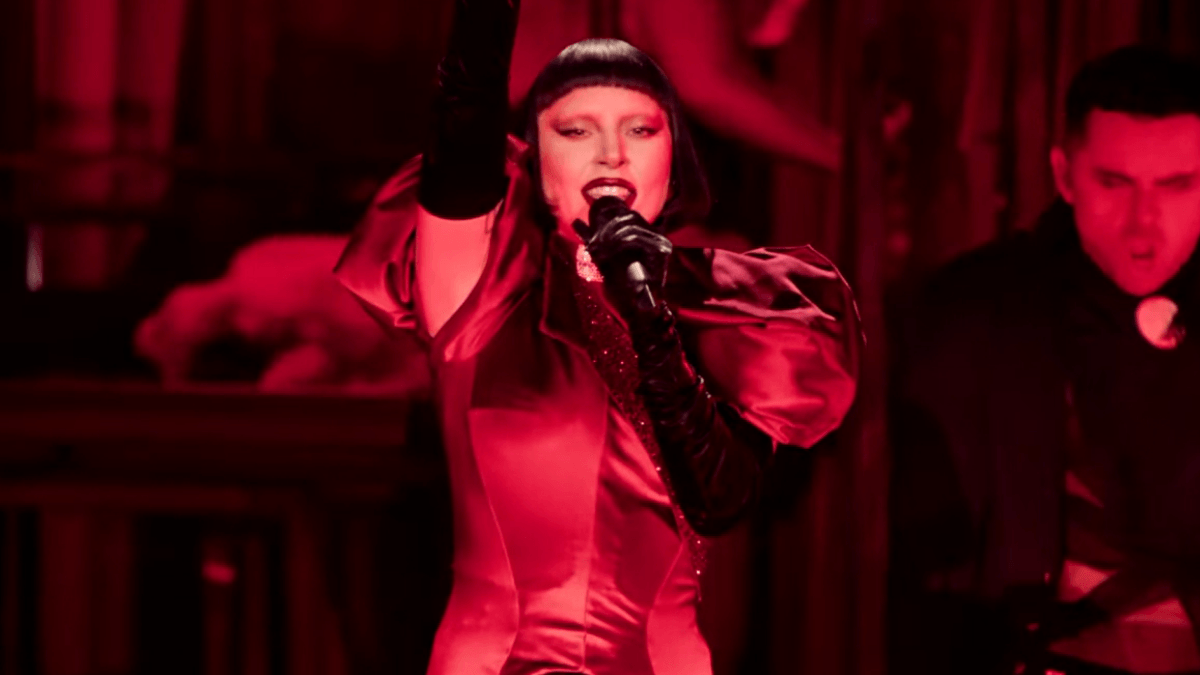 Lady Gaga enfrenta problemas com microfone em show e momento viraliza na web