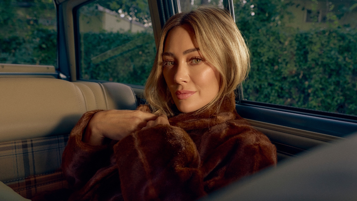 Hilary Duff lança o álbum “luck… or something” e inicia nova fase na carreira: “Estou literalmente flutuando”