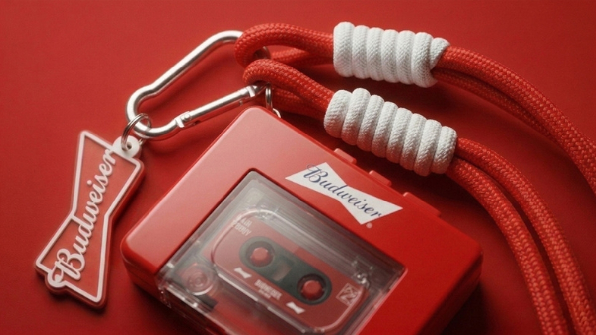 Budweiser leva nostalgia das fitas K7 ao Lollapalooza Brasil 2026 com mixtape gravada na hora
