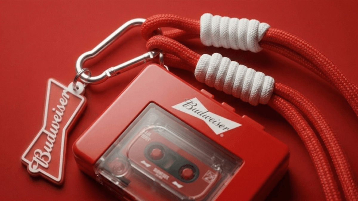 Budweiser leva nostalgia das fitas K7 ao Lollapalooza Brasil 2026 com mixtape gravada na hora