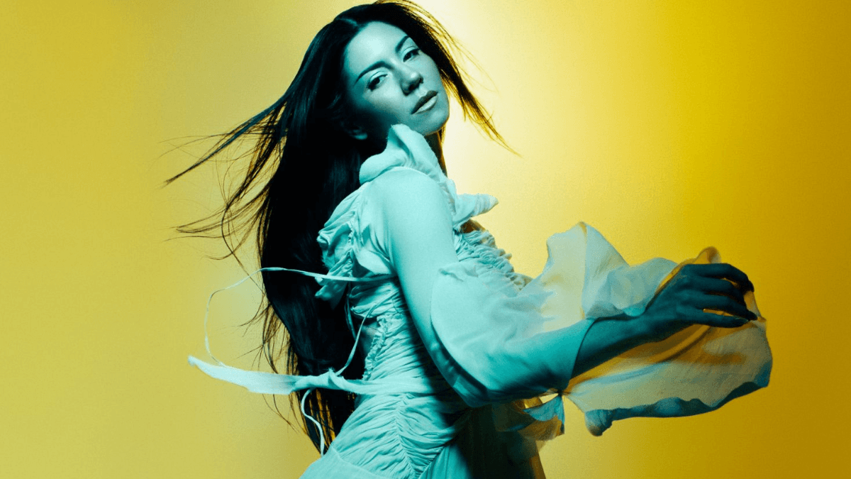 Marina domina palco e cria experiência coletiva no pôr do sol do Lollapalooza Brasil 2026