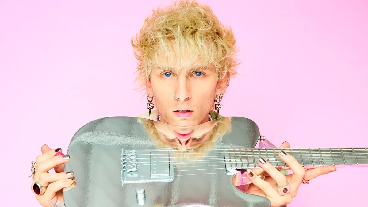 Machine Gun Kelly lança “mainstream sellout”, o sexto disco da carreira; ouça!