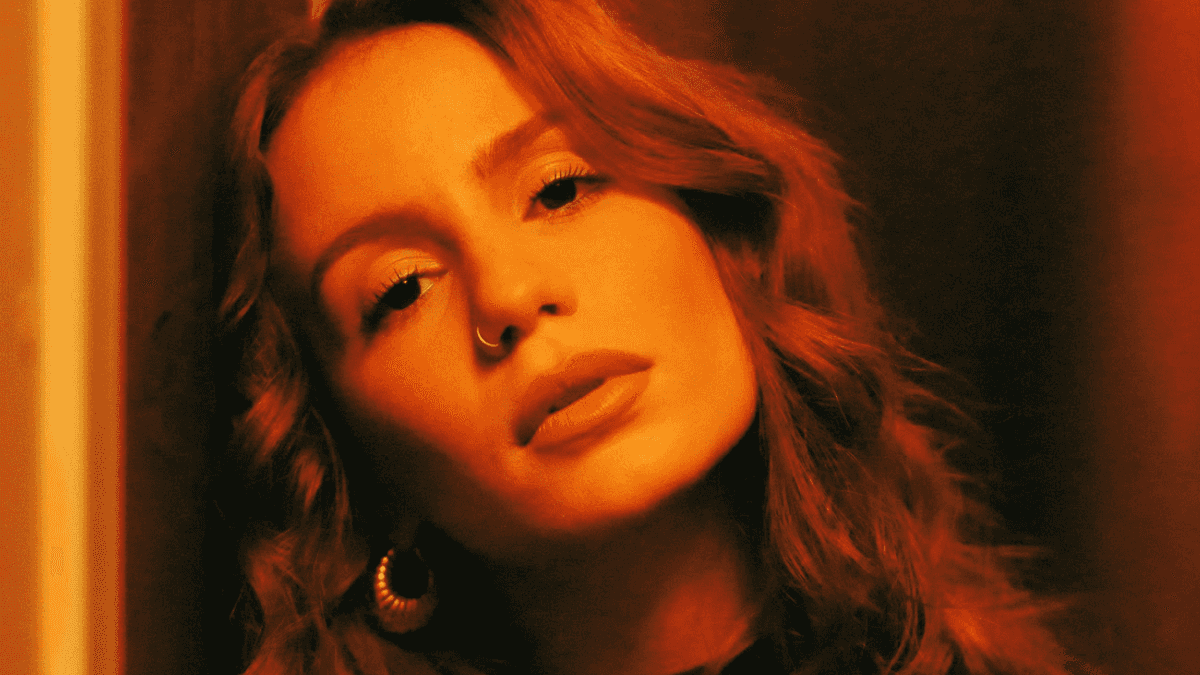 Carol Biazin e Léo Foguete unem pop e sertanejo no single “O Que Sobrou do Amor?”