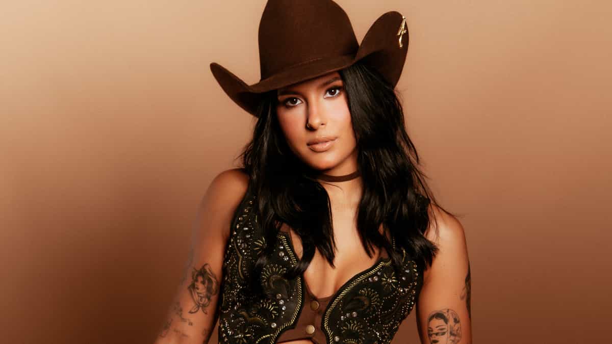 Ana Castela lança álbum “FIRE ARENA” e inaugura nova fase pop da carreira